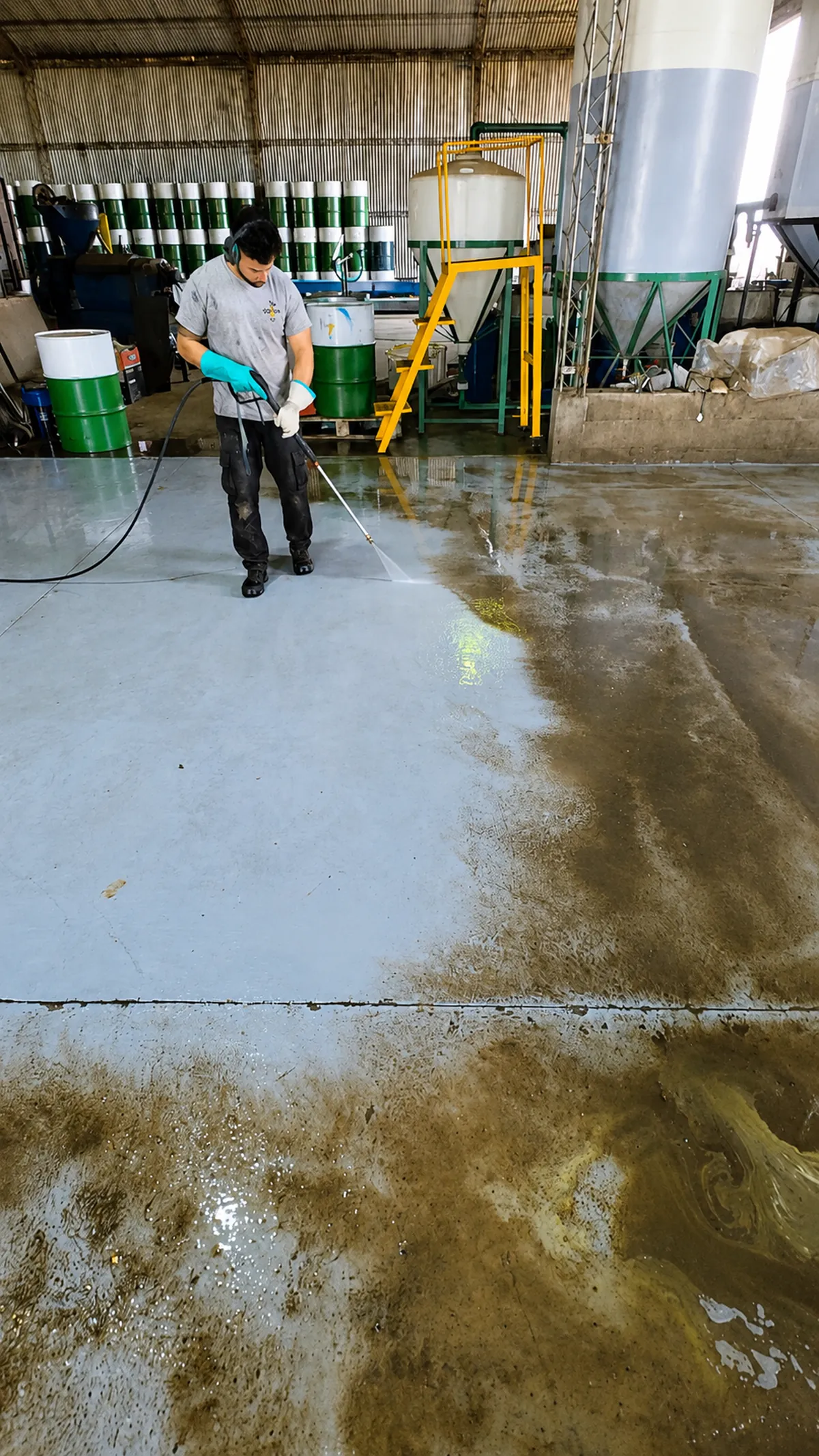 Biodesengrasante industrial SOYAr — limpieza de piso en planta